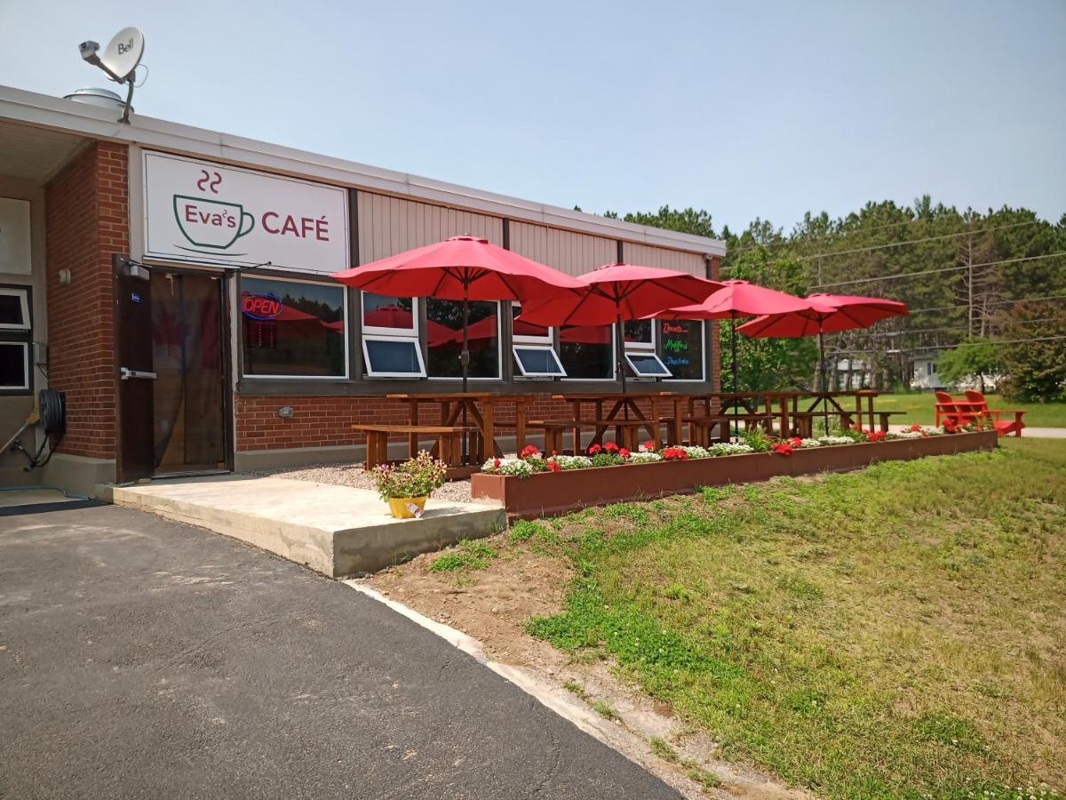 Schoolhouse Inn Killaloe Station Exterior photo